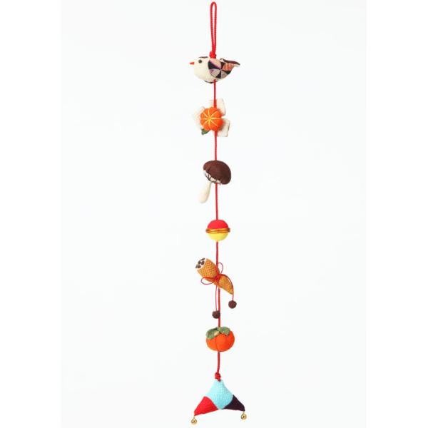 食べるものに困らないよう、五穀豊穣の祈願・お守りに。雀（すずめ）・みかん・きのこ・飾り玉・蓮根（れんこん）・柿・三角。吉数である7つのおめでたい飾りを手作りしてみませんか？かわいいモチーフを使用した、縁起物を飾る「つるし飾り」（つるし雛）。...