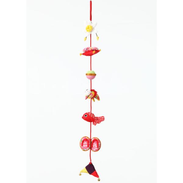 すくすくとした子どもの成長を願うモチーフ。水仙（すいせん）・座布団・飾り玉・這い子人形・金魚・草履（ぞうり）・三角。吉数である7つのおめでたい飾りを手作りしてみませんか？かわいいモチーフを使用した、縁起物を飾る「つるし飾り」（つるし雛）。そ...