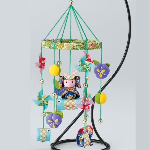 初節句や出産祝い、お誕生日など、男の子の健やかな成長を願って作られるつるし飾りを「輪かざり」にしました。真ん中で兜をつけた男の子が鯉のぼりに乗っている可愛い五月人形です。お子様・お孫様・甥御様へのプレゼントにいかがですか？コンパクトサイズで...