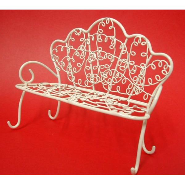 ワイヤー素材の可愛いベンチです。アイデア次第で様々なアイテムに変身★ぬいぐるみやマスコットを座らせて、ウェルカムドール用のチェアに。フラワーアレンジメントのフラワーベースに。リボンをつけて、結婚式のリングピローに。アイデア次第で様々なアイテ...