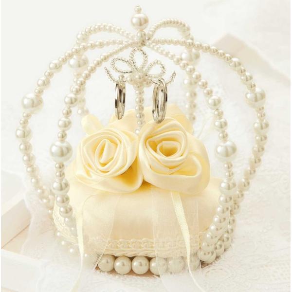 プリンセスになれる、ビーズが可愛いクラウン型のリングピロー。プリンセスウェディングがテーマの人前式・キリスト教の結婚式（チャペル式）にオススメです。結婚祝いにも喜ばれています。＜かんたんポイント＞リングクッション部分は縫製済み・綿入れ済みビ...