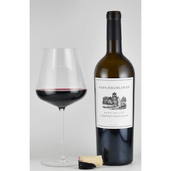 ナパヴァレーの個性を典型的に表した味わいです。ブラックチェリー、ドライフラワー、樽の焦がした香り、ダーク・チョコレートのアロマが香り立ちます。味わいには赤系・黒系ベリーがたっぷりと混じり合い、バニラやクレームブリュレのようなニュアンスが加わ...