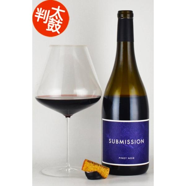 ラズベリー、クランベリー、アメリカンチェリーのアロマにラベンダーや赤いバラのニュアンスを感じます。サブミッションらしさ溢れるふくよかでたっぷりとした味わいで、柔らかなタンニンと冷涼産地から来る生き生きとした赤い果実が気品を持たせ香り高いフィ...