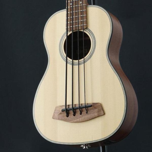 小型で大人気のウクレレ・ベースKALA！コチラのモデルは、スプルース単板トップ、サイド＆バックにはマホガニー材を採用。ゴムのような素材の、通常のベース弦よりも太く弾力のある専用弦を使用し、21インチスケールにコンパクトサイズでエレクトリック...