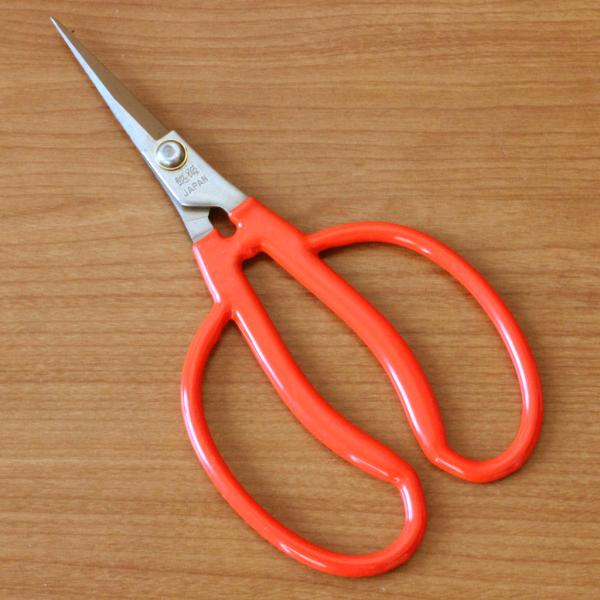 ぶどうの摘粒作業や収穫作業、梨の芽摘み作業にも多く使われている鋏です。花苗の出荷前のお手入れや蘭のお手入れにもどうぞ。【仕様】全長：約170mm刃長：約48mm重量：約62g材質：ステンレス鋼メーカー：小林製鋏