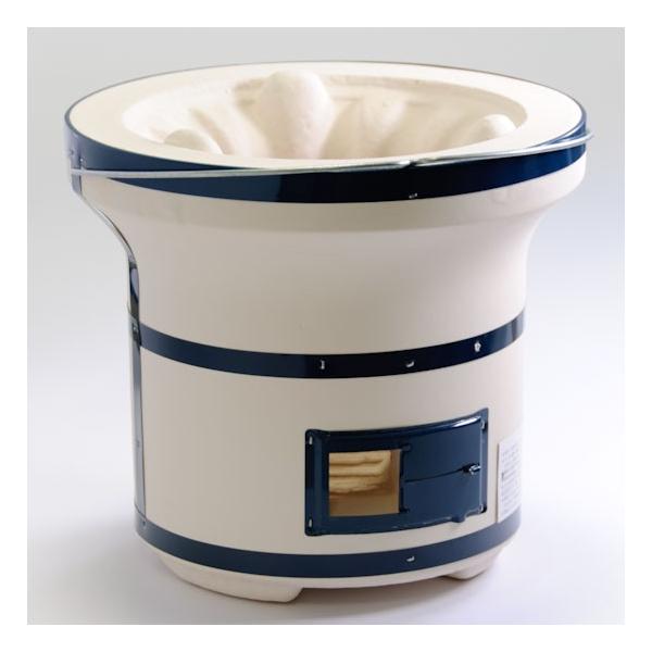 定番七輪の大型サイズ火袋部が深く、炭が密集する構造で火お越しが簡単で、火力のコントロールも風口の開閉で簡単に出来ます。高さが高いので地面に置いて、焼き料理だけでなく煮炊きもこなすオールマイティーなタイプですが、掘り下げたテーブルに設置して焼...