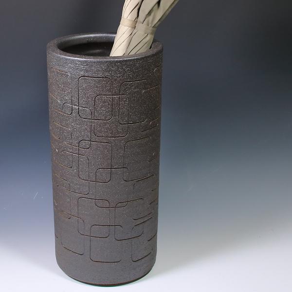 傘立て 陶器 おしゃれ 信楽焼 かさたて 和風 傘立て 傘入れ 壷 しがらき カサタテ やきもの傘立て かさたて陶器 玄関 黒釉彫模様傘立て Kt 9002 Kt 9002 しがらき 通販 Yahoo ショッピング