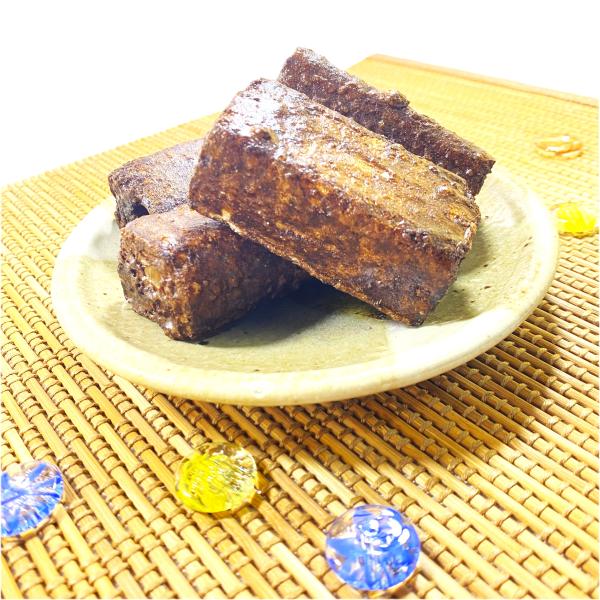 配送温度帯：常温さらにおいしくリニューアル！昔ながらの職人技でサクッと軽く焼き上げた麩に豆乳を加え、黒糖のみで仕上げた黒みつをコーティングしたふがしです。 原材料:含蜜糖(国内製造)、黒糖、砂糖、小麦たん白、小麦粉、豆乳(大豆：分別生産流通...