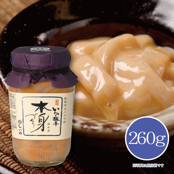 皮を剥いだ刺身用の胴肉だけを使用しました。上品の味わいのいか塩辛です。※手提げ紙袋は【有料】です。別途ご購入くださいませ。名称：塩辛原材料名：いか(輸入、国産)、発酵調味料、食塩、砂糖、みりんエキス、たん白加水分解物、ぶどう糖／ソルビット、...