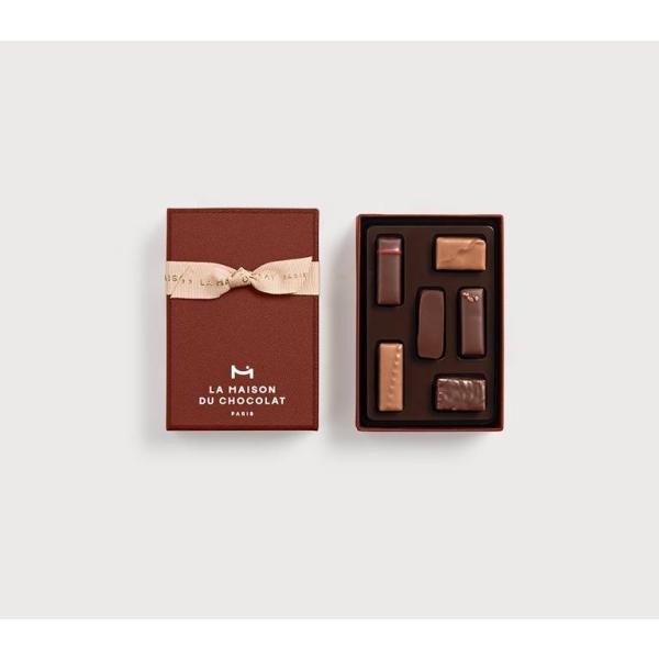 メゾンの代表的なボンボン・ドゥ・ショコラ6粒の詰合せ。ダークやミルクのガナッシュとプラリネをバランスよく楽しめます。贈り物にもおすすめのギフトボックスです。【賞味期限】お日持ちは数週間から数ヶ月と商品により異なりますが、どの商品もお届け予定...