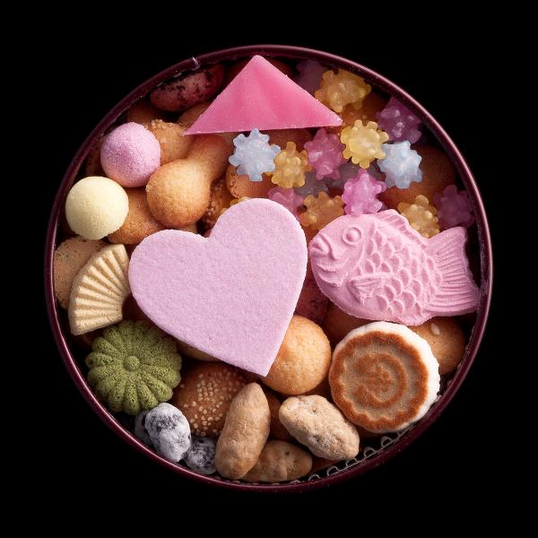 "和柄の蓋をひらくと、キュートなハートやパステルカラーの金平糖が！和と洋の意外性も味わえる、愛が詰まった冨貴寄です。花びらがモチーフのパッケージデザインは、イラストレーターのおおたうに氏によるもの。内容量： 85g大きさ： 直径10.0×高...