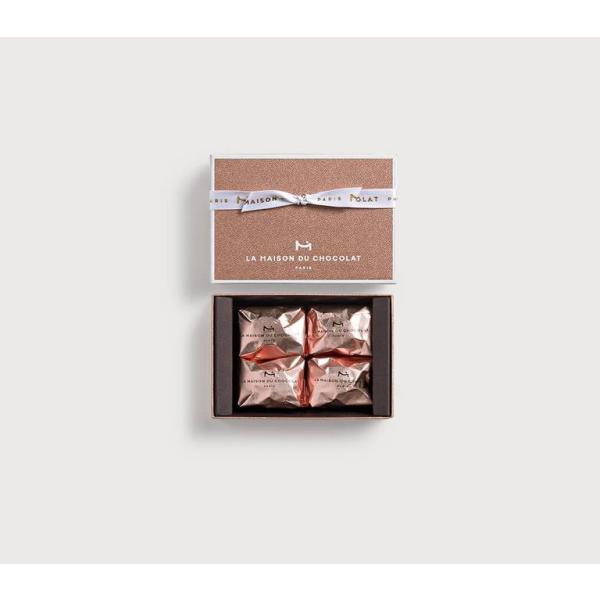 品質の良さで知られるイタリア、トリノ産の栗を使用。濃厚でとろける食感の秘密は手作業でゆっくり時間をかけて行われるコンフィの工程。甘さ控えめグラサージュも栗の味わいを豊かに感じられる程よい薄さで仕上げています。ラ・メゾン・デュ・ショコラのオリ...