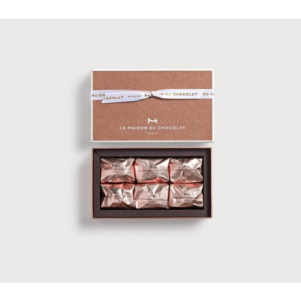 品質の良さで知られるイタリア、トリノ産の栗を使用。濃厚でとろける食感の秘密は手作業でゆっくり時間をかけて行われるコンフィの工程。甘さ控えめグラサージュも栗の味わいを豊かに感じられる程よい薄さで仕上げています。ラ・メゾン・デュ・ショコラのオリ...