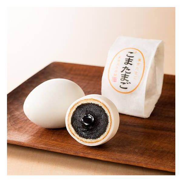 東京土産でおなじみのごまたまごです。黒ごまのペーストと黒ごま餡をカステラ生地で包んで、ホワイトチョコでコーティングした、かわいいたまご型のお菓子です。4層からなる絶妙なハーモニーがお楽しみいただけます。  日持ち / 約2〜3週間