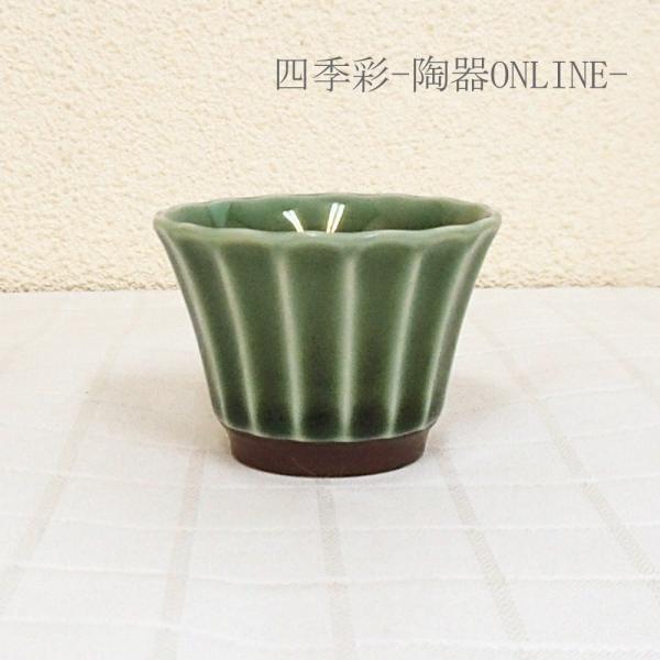 輪花をイメージした形と、豊富なカラーバリエーションが様々なシーンに映えます。デザイン性の高い多種多様なアイテムが揃った使い手に嬉しいシリーズです。花びらの彫刻が作り出す釉薬のグラデーションと白く浮かび上がった花びらのエッジが、見る人の心を惹...