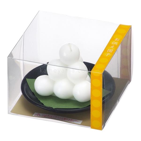 商品名：お供え団子キャンドル香り：無香料商品サイズ：本体サイズ：φ１００×Ｈ６７ｍｍ　箱サイズ：Ｗ１０２×Ｌ１０２×Ｈ６８ｍｍ重量（ｇ）：118 (g)材質：お団子：パラフィン（ロウ）・皿：リサイクルパラフィン（ロウ）お供えものの中でも、全...