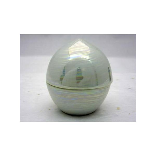 高さ：約6cm×径5.3cm陶器製上蓋を開けると二層構造になっており、下に遺骨を、シリコン製のキャップの上には形見の品を納めることができます。撮影の都合上、本体に黒い影や照明の映り込みがある場合がございますが、本体の傷や色ムラではございません。