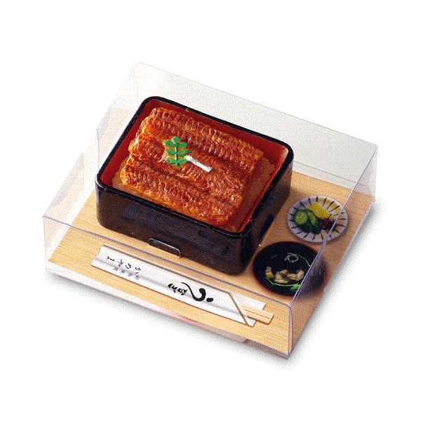 本体寸法：約 W78×L62×H38mm小箱寸法：約 W125×L103×H43mm　馴染みのうなぎ屋で食べた、 家族みんなの晴れの日のごちそう「うな重」。 炭火であぶった美味しそうな焼き目と、タレがしみこんだご飯までリアルに再現しました。