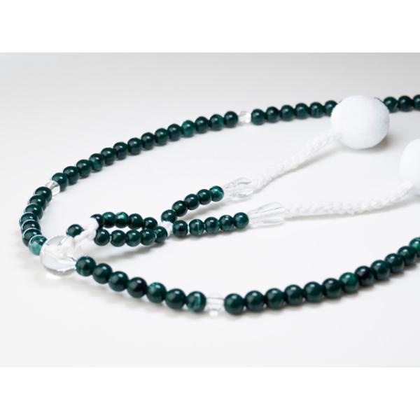 【この商品のご案内】アクリル樹脂製でシンプルなデザインの念珠です。貴石の孔雀石（マラカイト）を模していて、深い緑に若干マーブルが入ったカラーとなっています。親玉は水晶を模した透明な玉を使用しています。プレゼントにもピッタリです。【製品仕様】...