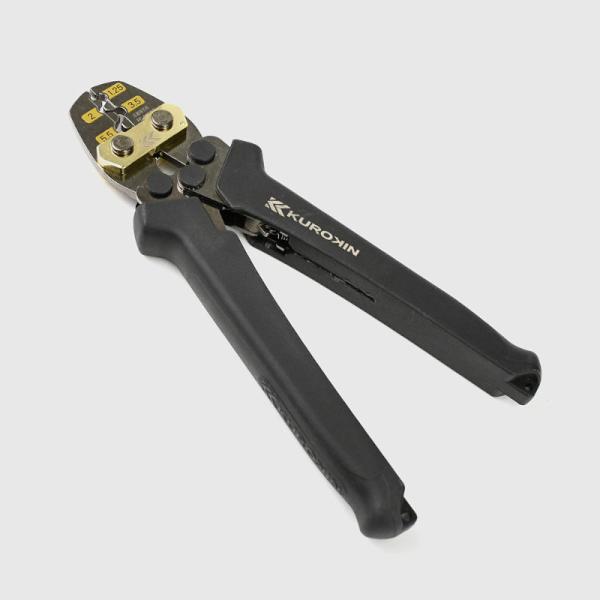 ●独自開発の圧着機構で圧着荷重軽減●作業性を追求した圧着工具●安心して使える高い安全形状●長く使える高耐久設計●作業負担を軽減したグリップ●適応サイズ裸圧着端子：1.25、2、3.5、5.5フジ矢 FC-15S-BG KUROKIN 圧着工...