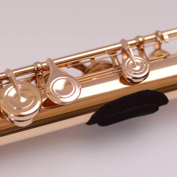 読売日本交響楽団首席フルート奏者「フリスト・ドブリノヴ氏」の監修により製品化されました。フルート奏者の左手をサポートするアイテムです。主管の定められた場所に本製品を貼り付けることで、フルートを構えた際の左手のフィット感が向上しより安定した演...