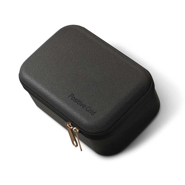 Spark GO専用ケースは丈夫な外装、製品を守るソフトパッド素材を内装に使用し、アクセサリーも収納可能。Spark GOをケースに入れて、いろんな場所で演奏してみませんか？