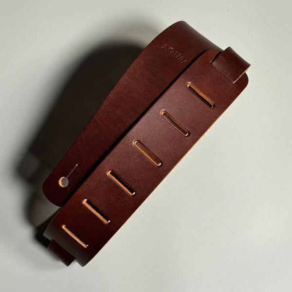 多くのアーティストが使用しているブランド「AQUBE」から、当社オリジナルカラーのギターストラップが登場！肩当ての部分(約5cm)がややワイドで、先端と中心部で太さが違うデザインです。約99cm 134cmまで調整が可能です。※商品に使用し...