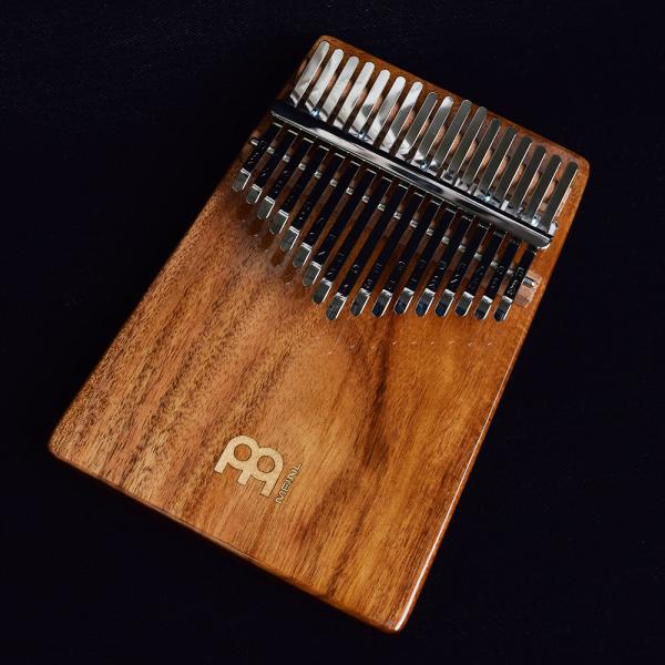 ソリッドカリンバは、サウンド面だけではなく、デザイン面にもユニークな特徴を持ち、メロディックな素晴らしいサウンドを奏でます。鍵盤の振動がソリッドボティ―によって見事に増幅され、１鍵１鍵の音の粒立ちが非常に明瞭かつ豊かなサウンドが広がります。...