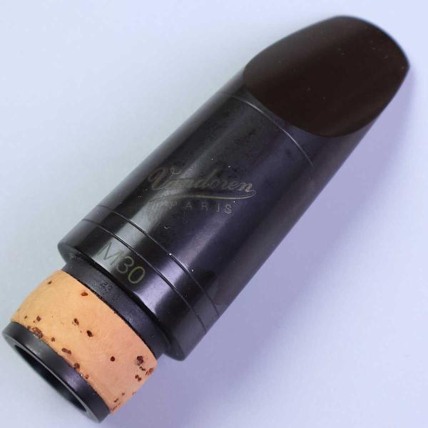 あらゆるタイプの奏者のニーズに応じて、様々な個性を持つモデルが作られています。マウスピース本体に擦り傷、変色がございますが演奏使用において問題はございません。【ol_mp】