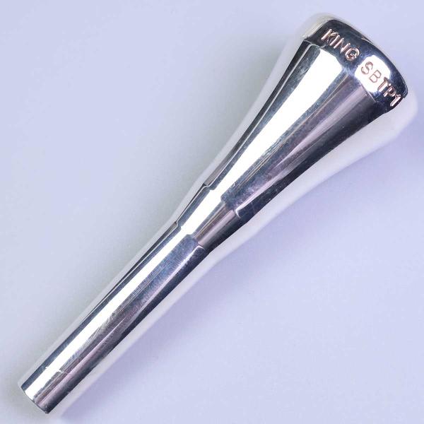 2010年DCIチャンピオンのBLUE DEVILS とKINGのコラボレーションから誕生したシステムブルーのマウスピースです。本体に擦り傷、くすみ、パッケージにダメージがございますが演奏使用において問題はございません。【ol_mp】