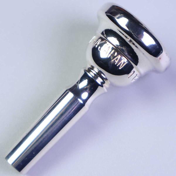 ブリティッシュスタイルコルネットの標準モデル。技巧的なバリエーション演奏も可能な柔軟性を持つ。マウスピース本体に軽度の擦り傷・くすみがございますが演奏使用において問題はございません。＊外箱は別モデルになります。【ol_mp】