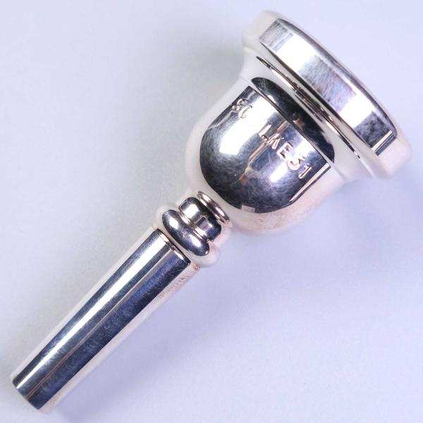 創設者Renold O.Schilkeは、シカゴ交響楽団やWGN放送管弦楽団などでトランペット奏者として活躍してきました。彼は演奏家としての才能も素晴しいものでしたが、プレイヤー時代からマウスピースの製作や楽器のチューンアップを行なってきま...