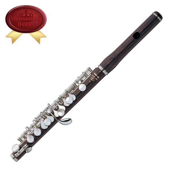 伝統的なスタイルを踏襲した美しい外観が目を引くヤマハピッコロ。独自の管体テーパーとトーンホールポジションによる正確な音程で、奥深い表現力を備えています。Eメカニズムを採用し、高音域も無理なく伸びやかな演奏を実現します。じっくりとシーズニング...