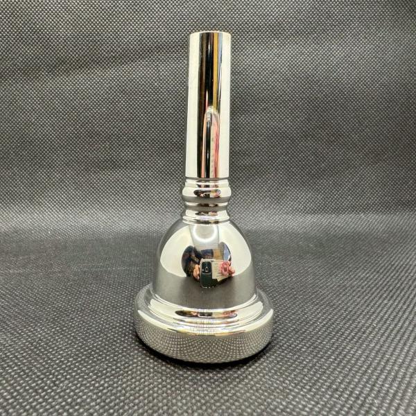 コンピューター制御の最新加工機による高精度なマウスピース。スムーズなアタック、コントロールのしやすさ。ひとりひとりのスタイルに応える多彩なラインナップを用意しています。SL51C4S：51よりやや浅いカップを持ち，大音量で迫力のある演奏が可...