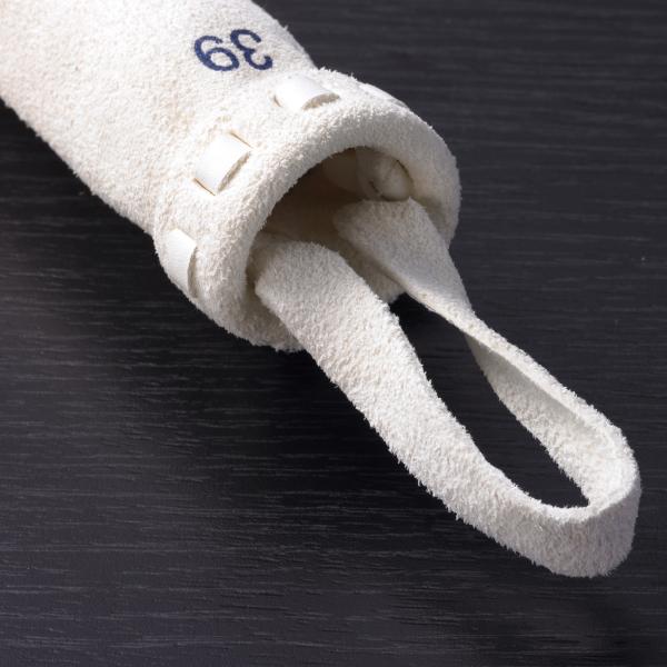 竹刀仕組みの際に柄に装着するシングルタイプの柄革。柄の口元に吟風の白飾りを施し、高級感と耐久性がアップしています。皮革の産地として有名な播州（兵庫県南西部）の職人が手掛けた上質の国産革だけを使用しソフトな感触と耐久性を両立しています。小さな...