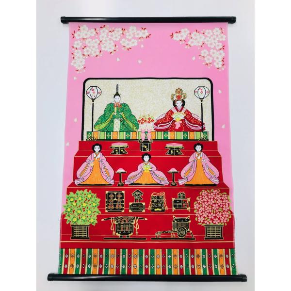 おひなさまのタペストリーです。場所を選ばず、省スペースでお雛様を飾ることができます。壁に掛けるだけで、春らしいインテリアのできあがり♪箱に入れてお届けいたします。出産のお祝い、プレゼントに最適です。ご自身用にもどうぞ。●日本製●サイズ（タペ...