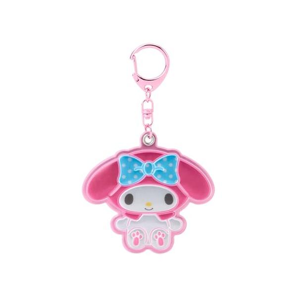 マイメロディ/-/184705・Color:マイメロディ・本体サイズ：約幅8.5×奥行0.5×高さ8.3cm金具含まず。主な材料・原料：PVC、スチール・反射で光るマスコット。??裏面にカバー付きの名前スペース付き。・C 2024 SANR...