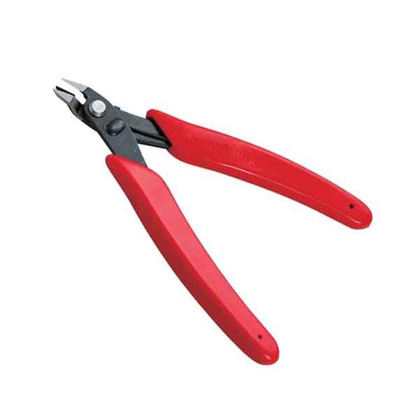 狭い所での使用に便利です。【用途】ホビー、精密作業等。【機能・特徴】手にやさしく、すべりにくいグリップです。小さな先端形状のため、狭い所での使用に便利です。バネ付きで連続作業も楽に行えます。切りカス飛散防止ガイド付きで、切った線をキャッチし...