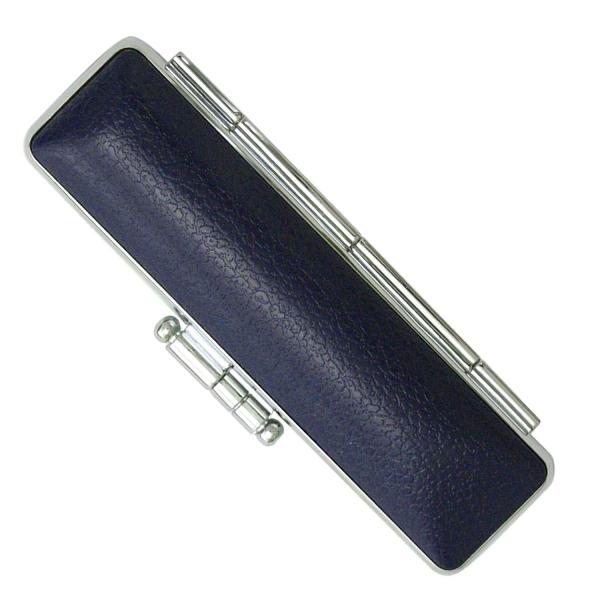 【ご購入後の当店からの連絡はご登録のメールアドレスに通知いたします。必ずご確認ください】【商品概要】【本体サイズ】2cm×3.3cm×9cm【本体】ABS樹脂【付属】朱肉付【収納できる印鑑サイズ】12mm丸×60mm丈【本体色】ネイビー【商...