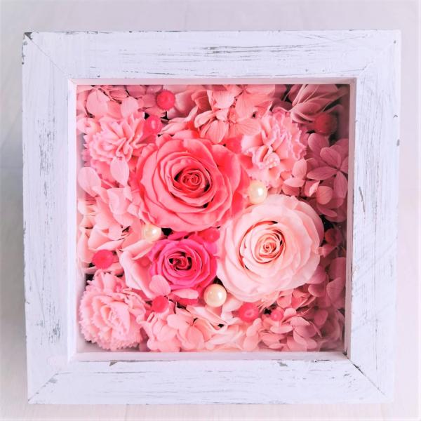 【ご購入後の当店からの連絡はご登録のメールアドレスに通知いたします。必ずご確認ください】【商品概要】高さ15cm×　幅15cm×　奥行7cm　のボックス入りプリザーブドフラワーアレンジメントです。 アンティーク加工がオシャレなガラス窓付ウッ...