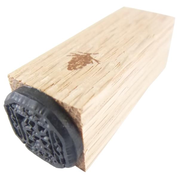 【ご購入後の当店からの連絡はご登録のメールアドレスに通知いたします。必ずご確認ください】【商品概要】【印面サイズ】約15×15mm【印面材質】耐油性ゴム【ホルダー材質】ナラ材【付属品】紙製パッケージ・印面図案の解説(和文・英文)【商品説明】...