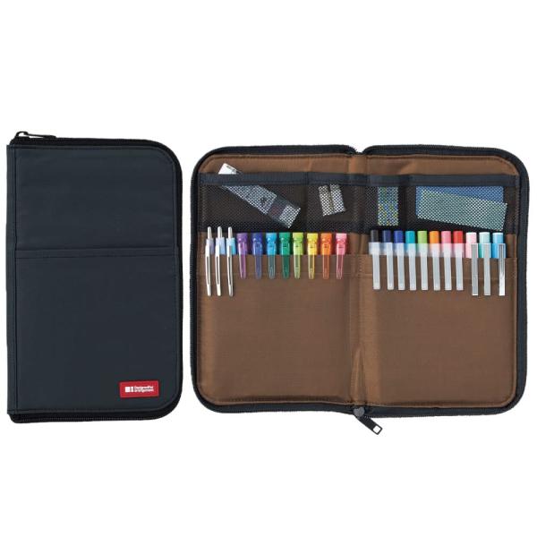 【ご購入後の当店からの連絡はご登録のメールアドレスに通知いたします。必ずご確認ください】【商品概要】【仕様】フラットに持ち運べるワイドタイプペンケース【収容量】ペン約22本【寸法】幅140mm×奥行17mm×高さ215mm 【重量】67g【...