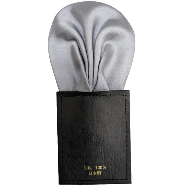 【ご購入後の当店からの連絡はご登録のメールアドレスに通知いたします。必ずご確認ください】【商品概要】素材：（チーフ）シルク 100％、（台紙）紙サイズ： 8.5cm×18cm（台紙：7cm×9cm、チーフ：8.5cm×9cm）ジャケットの胸...