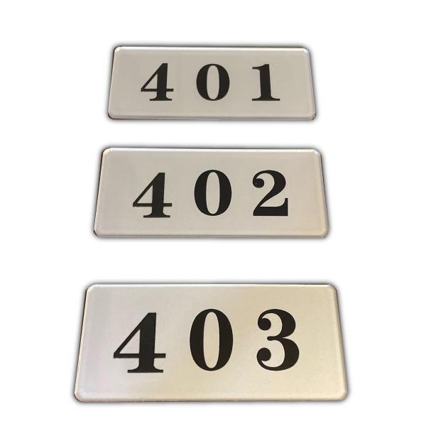 【ご購入後の当店からの連絡はご登録のメールアドレスに通知いたします。必ずご確認ください】【商品概要】アパート、マンション、ホテル、ロッカー、ポストに最適な番号プレートです。シンプルなデザインで、おしゃれ且つ分かりやすい。ホワイトとシルバーの...