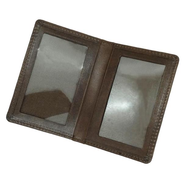 【ご購入後の当店からの連絡はご登録のメールアドレスに通知いたします。必ずご確認ください】【商品概要】素材：牛革 (栃木レザー）生産国：日本サイズ：約102ｍｍｘ70ｍｍ x 厚み10mm（折りたたんだ状態）　重量：約35g写真の見える窓：7...