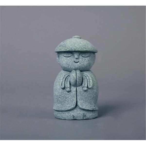 【ご購入後の当店からの連絡はご登録のメールアドレスに通知いたします。必ずご確認ください】【商品概要】【店主からの伝言】芸術家が京都のお寺を見学していると、かわいい小僧さんと地下菩薩の石像を見つけて、面白くて美しいと感じました。帰国後、砂岩合...