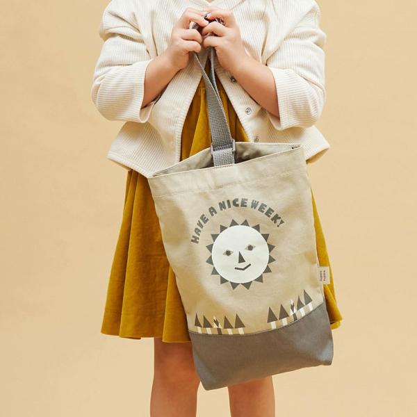 【ご購入後の当店からの連絡はご登録のメールアドレスに通知いたします。必ずご確認ください】【商品概要】tupera tupera の明るい太陽のイラストと『良い一週間を過ごしてね』というメッセージのプリントのシューズケース。裏地には水を弾く生...