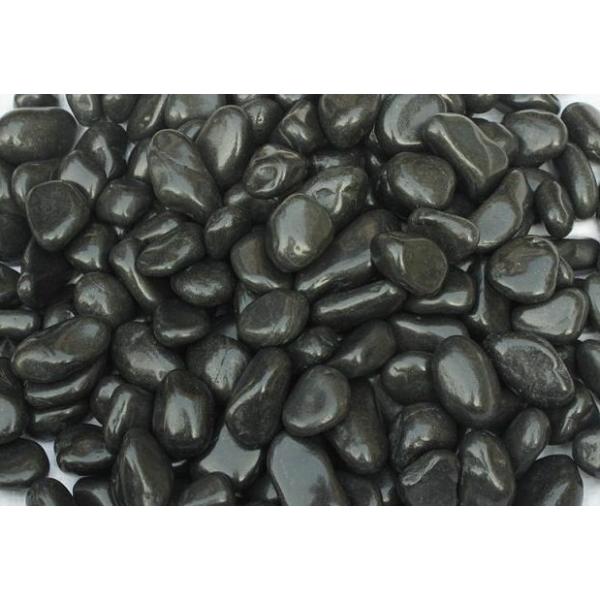 敷き詰めるだけで和風の庭園の様な雰囲気になります。お庭や玄関周り・お墓などにもお使い頂けます。砕石からタンブルして長時間磨き上げ、中国伝統の艶出しを施した最高級黒玉砂利です。磨きがかかっていますので乾いた状態でも濡れたような光沢があります。