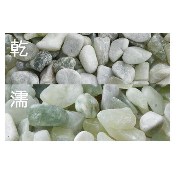 中国ではギョクというのは高貴な装飾品に多く利用される石です。オリンピック(五輪)のメダルでも使われた石です。乾いていても濡れていてもキレイな化粧砂利です。濡れると透明度が増します。ベランダのガーデニング用玉砂利、観葉植物の土隠しなどにも、色...