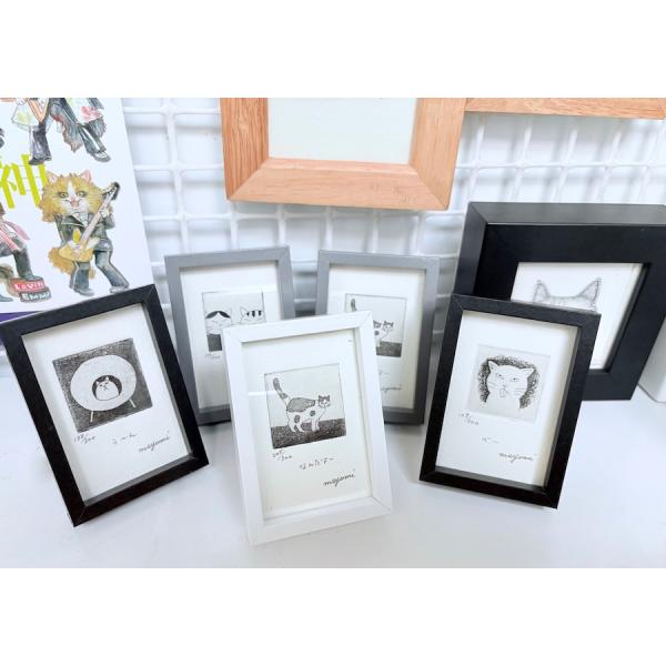 猫作家・東マユミさんによる銅版画です。名刺よりも小さめの手のひらサイズです。モノクロの落ち着いた雰囲気で、お家のどこに置いてもマッチします。細密ながら、緩やかで心地よい線の猫たちが素敵です。保護猫カフェで実物の展示販売を行っています。ご注文...